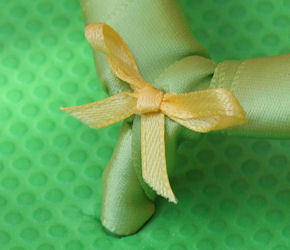 attach bow to flip flop